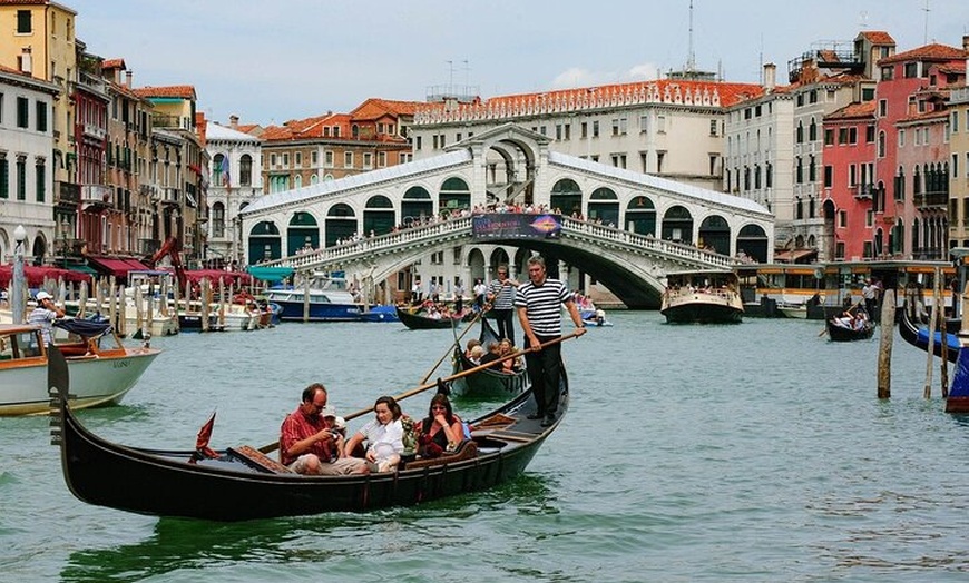 Image 3: Esplora i canali con un autentico tour in gondola Sogni veneziani