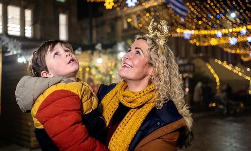 Image 3: Visite privée de la magie de Noël à Paris, de Notre-Dame à Vendôme