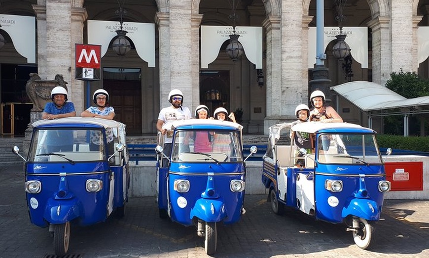 Image 1: Roma a bordo di un'Ape Calessino