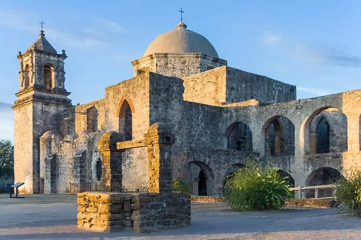 San Antonio Driving Tour From Austin with Boat Cruise & The Alamo