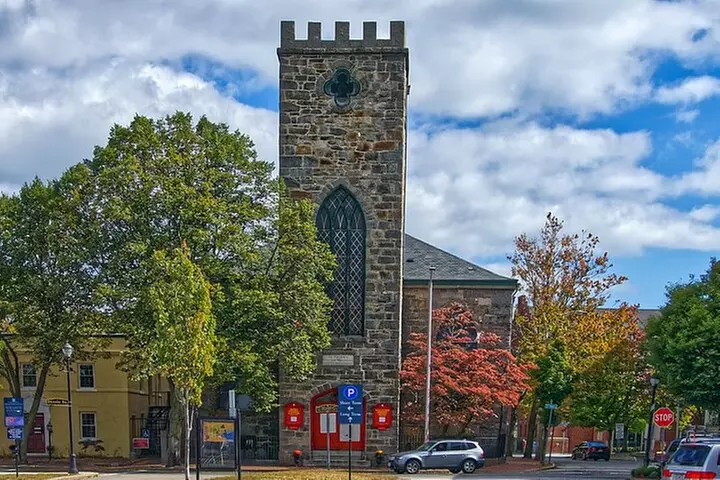 Hauntings, History and Legends Tour in Salem