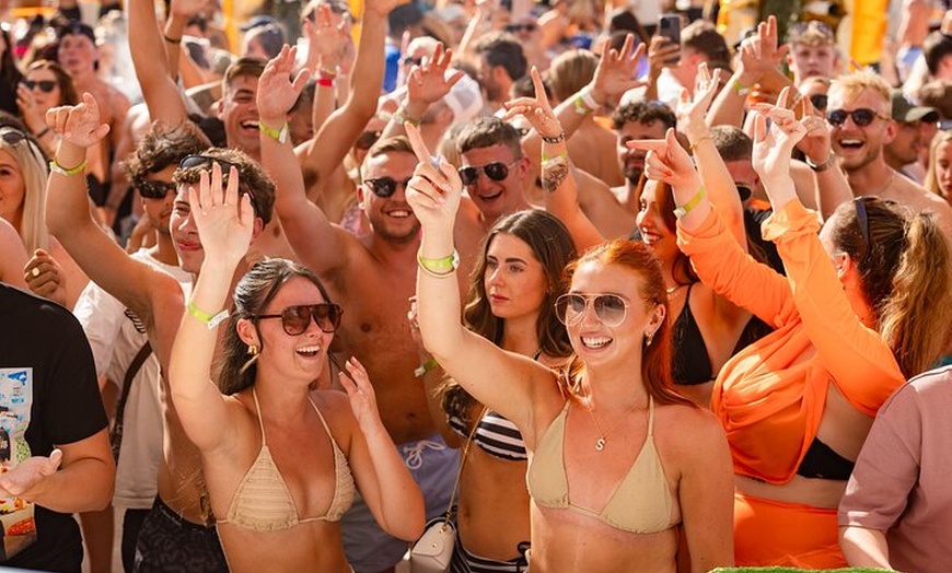 Image 19: Excursión a la piscina y discoteca de Ibiza, incluyendo O Beach y E...