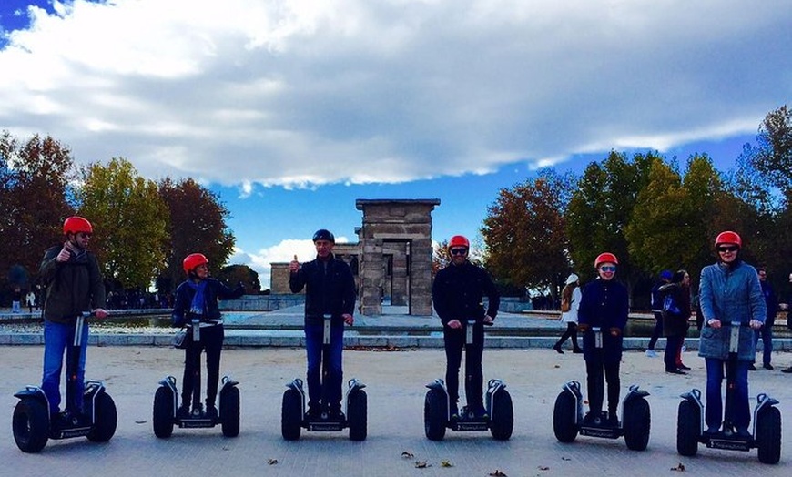 Image 4: Lugares destacados de Madrid: Recorrido guiado en segway con duraci...