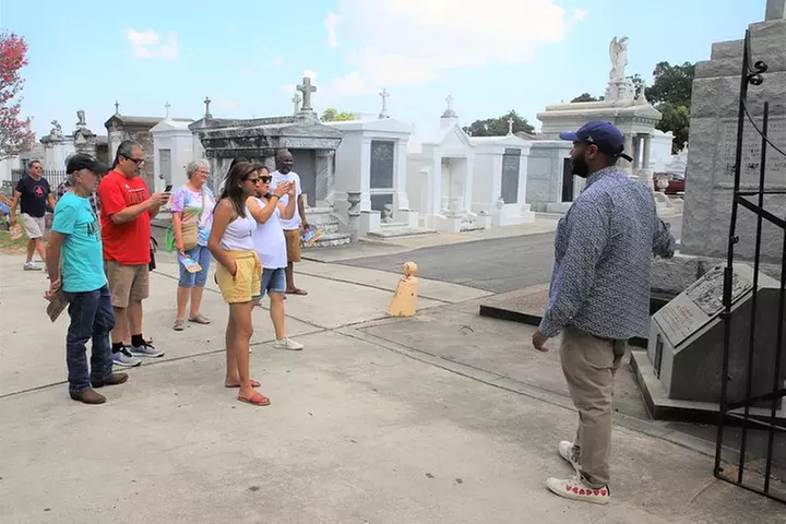 New Orleans City and Cemetery 2-Hour Bus Tour