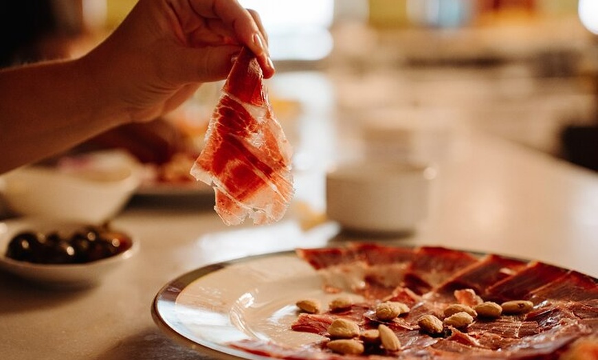 Image 2: Ultimate Toledo Comida e historia Tour a pie inc 7 Catas y vinos