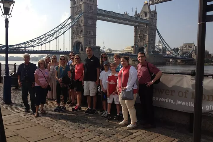VIP Tower of London and Crown Jewels Tour with Private Beefeater Me...