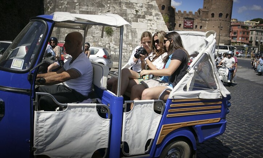 Image 2: Roma a bordo di un'Ape Calessino