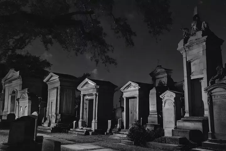 Cemetery and Ghost BYOB Bus Tour in New Orleans