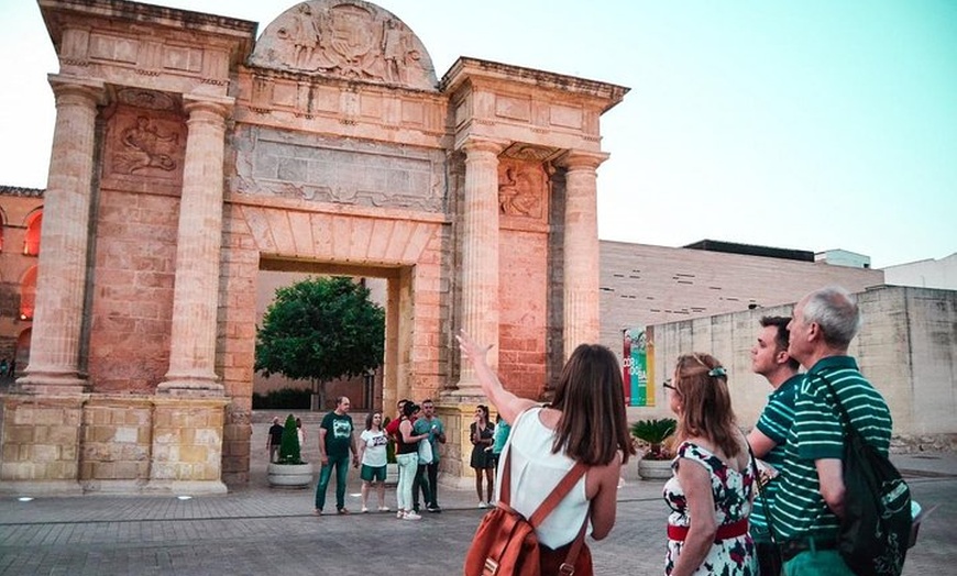 Image 1: Visita a pie por Córdoba al anochecer