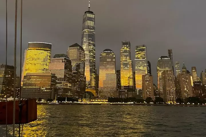 Bubbles and Bites Sail in New York City