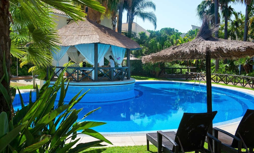 Image 18: ✈ COSTA DEL SOL | Marbella - BlueBay Banús 4*, 3 Nächte - Außenpool