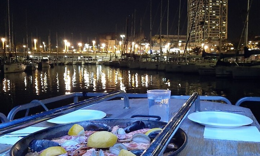 Image 1: Crucero nocturno por Valencia con cena y bebidas