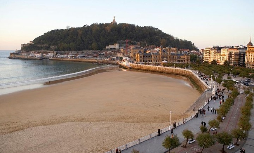 Image 16: Recorrido a pie por San Sebastián con un pintxo y una bebida