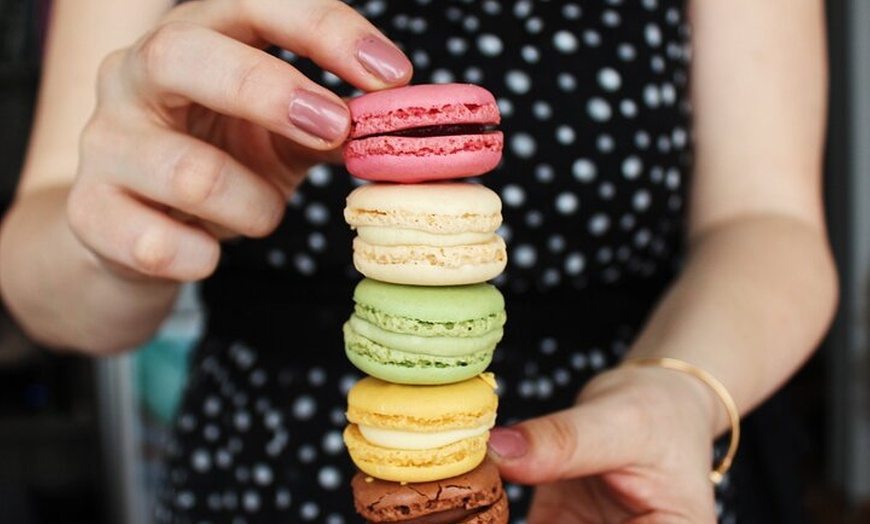 Image 2: Cuire et peindre des Macarons Français dans le Centre de Paris (Pet...