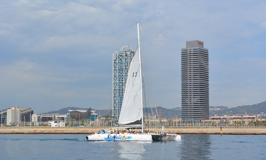 Image 8: Recorrido de fiesta en catamarán para jóvenes