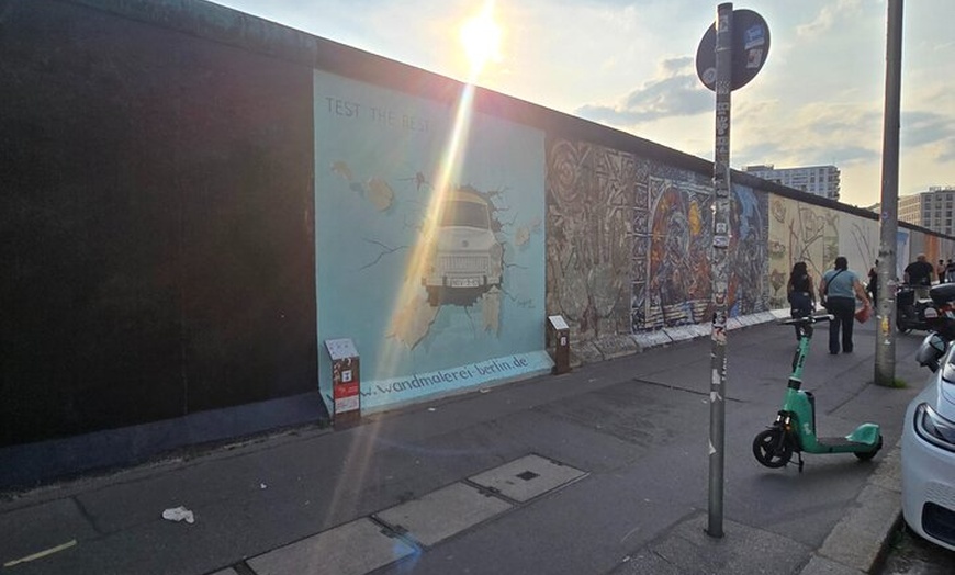 Image 2: Das echte Berlin - Street, Food und History - Tasty Bike Tour