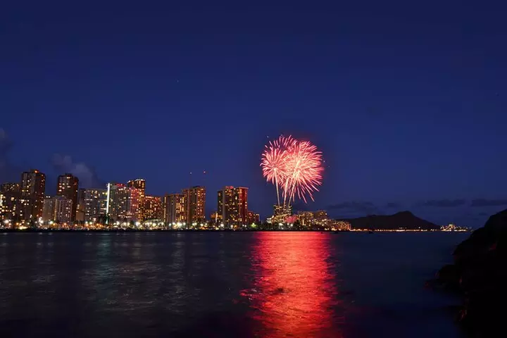 Waikiki: Friday Night Fireworks Catamaran Cruise