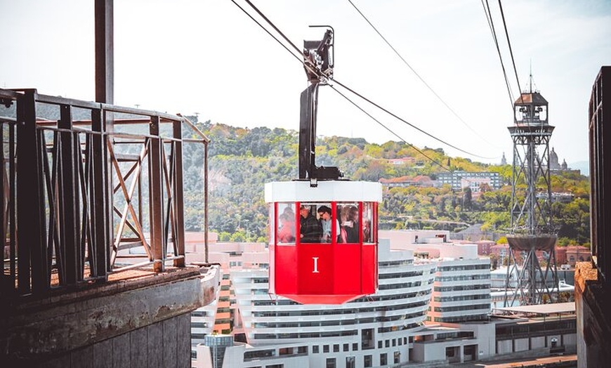 Image 8: Visita guiada a pie por la ciudad de Barcelona con teleférico y pas...