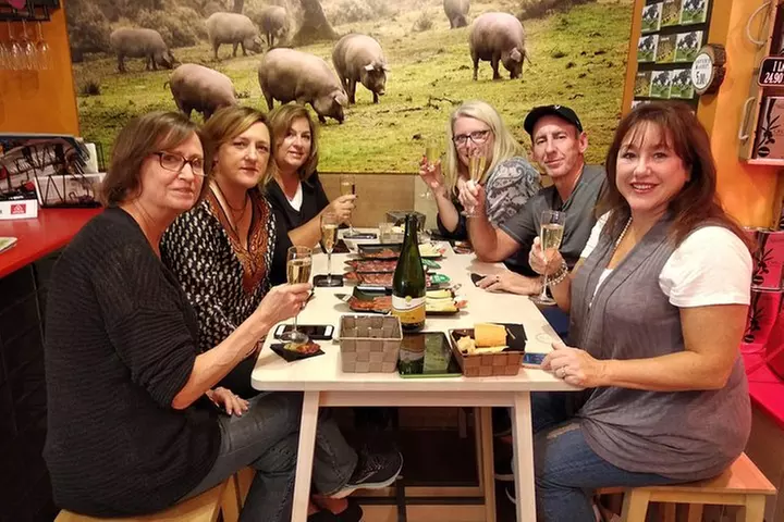 Tour en grupo pequeño de jamón ibérico y vino en Madrid