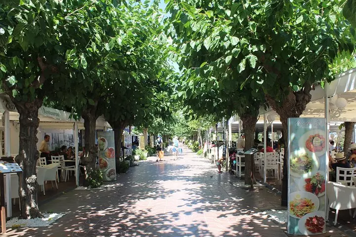 Tour turístico de un día por la Costa Brava con paseo en barco desd...