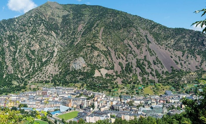 Image 2: Excursión privada de un día de Barcelona a Andorra – Cómodo coche a...