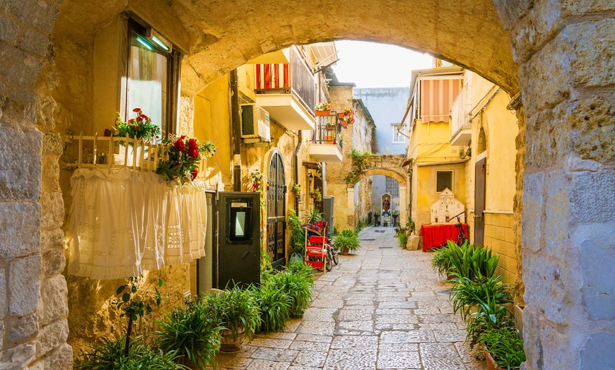 Image 8: ✈ LES POUILLES | Bari - Escapade en liberté dans les Pouilles 4*, 5...