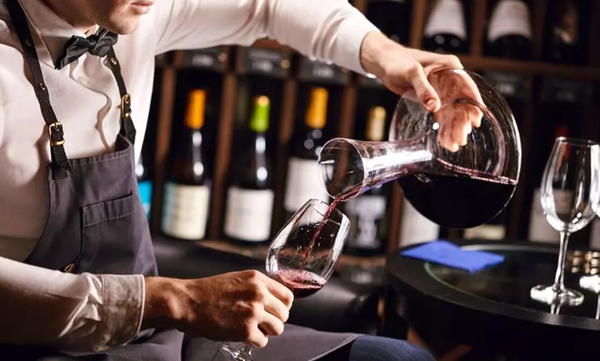 Image 2: Sevilla: Degustación de vinos con un sumiller español