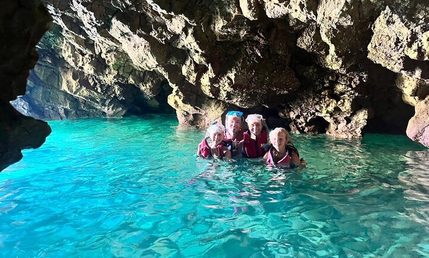 Image 2: Tour en kayak por la cueva de la Reserva Marina Uncharted, snorkel ...