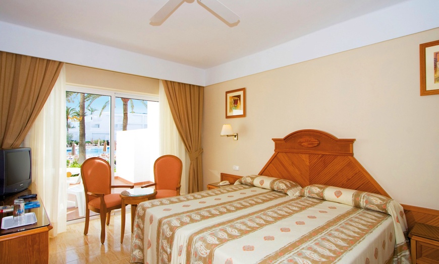 Image 5: ✈ LANZAROTE | Playa de los Pocillos - Hotel Riu Paraiso Lanzarote R...