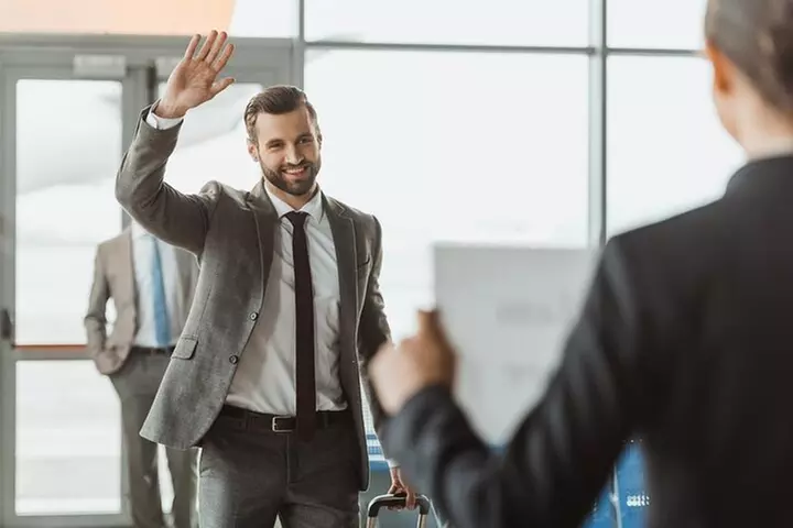 Honolulu Airport & Waikiki Hotels Private Transfer by Minivan (up t...