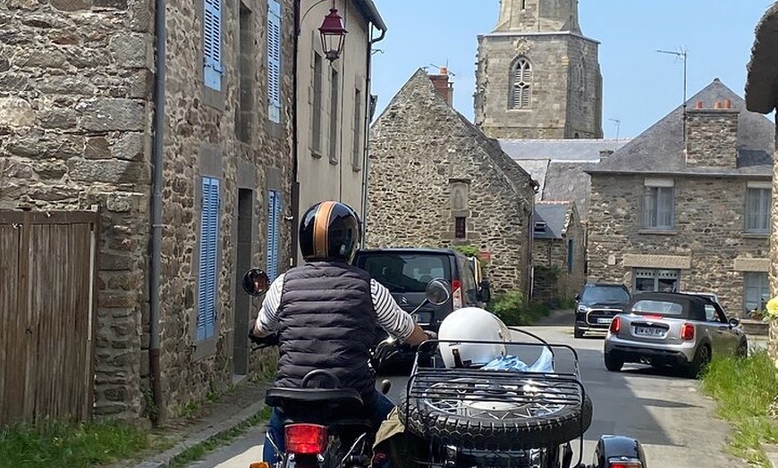 Image 4: Saint Malo et Saint Servan en sidecar vintage avec chauffeur