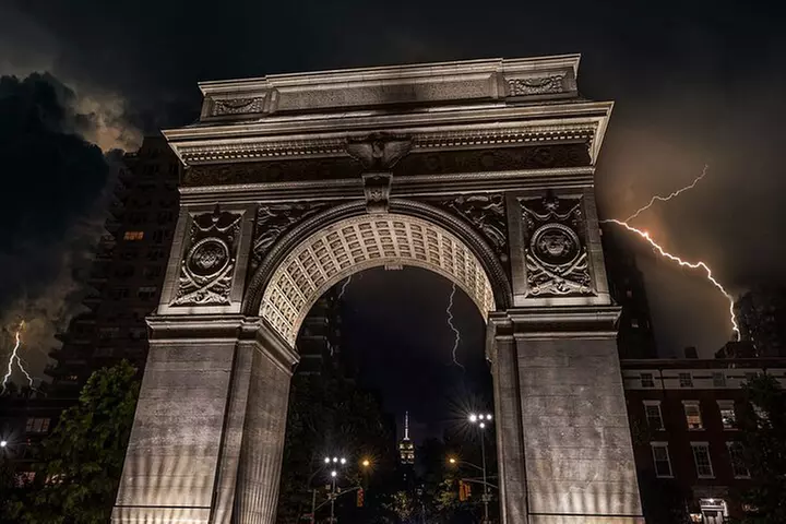 New York Ghosts Boos and Booze Haunted Pub Crawl