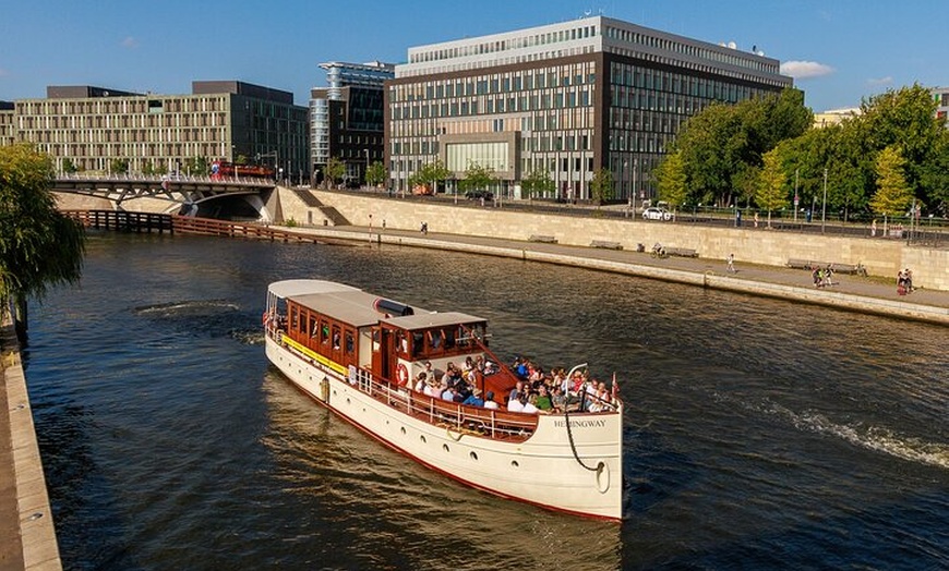 Image 11: Sightseeing Bootstour auf historischem Schiff in Berlin