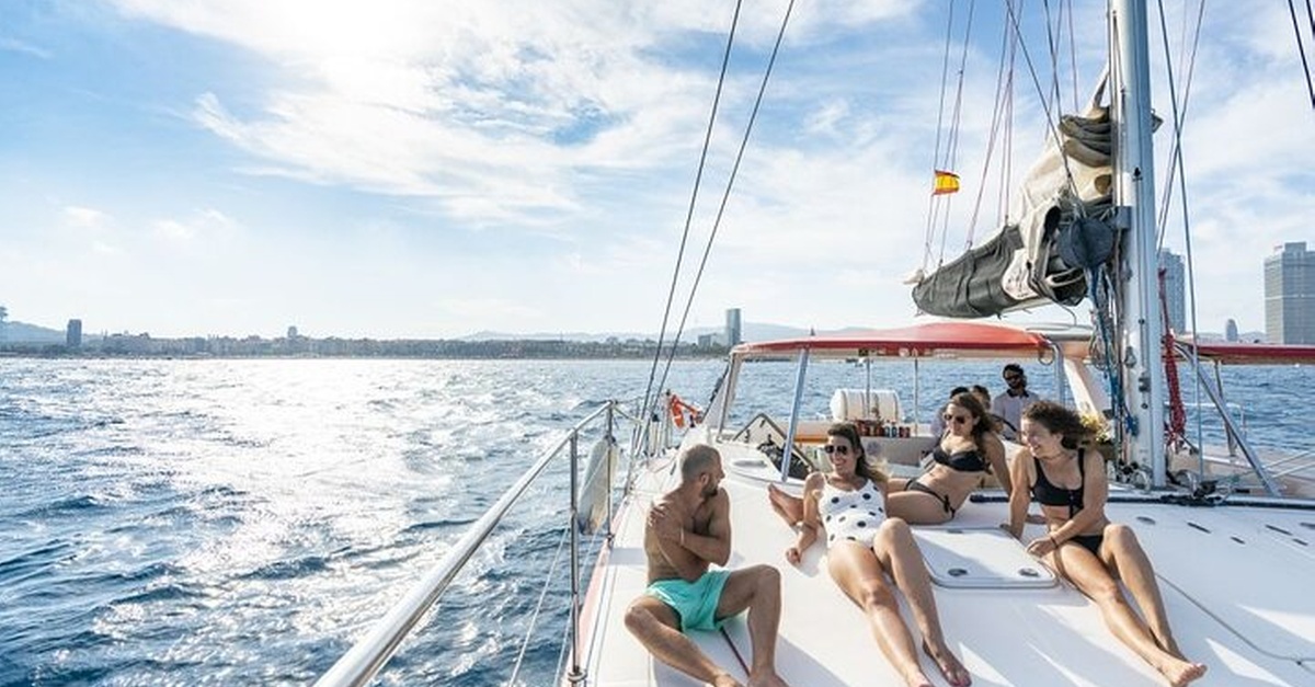 Crucero en catamarán por Barcelona con tapa y bebida incluida