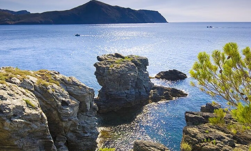 Image 18: Entre Acantilados y Mar: Viaje a Cadaqués y Baño Paradisiaco