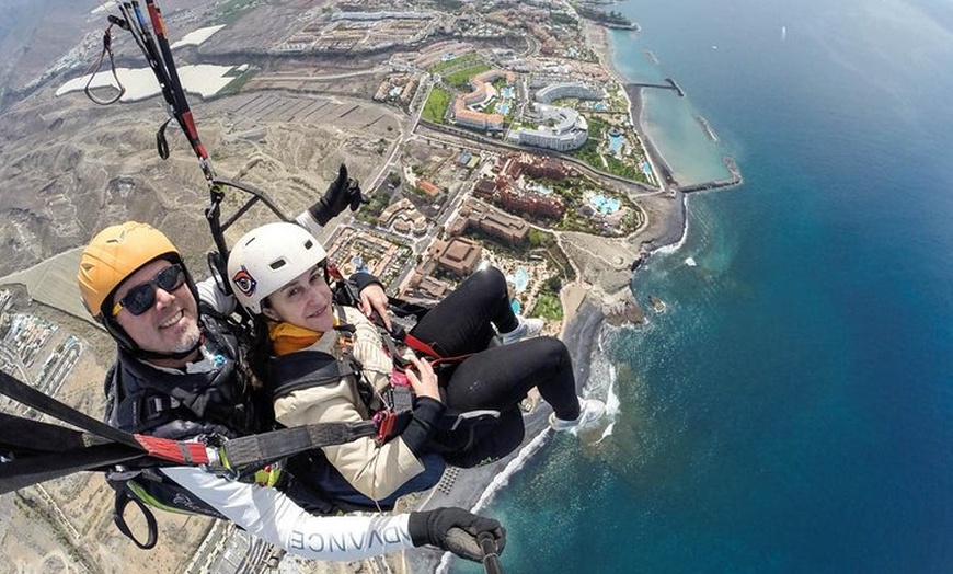 Image 14: Experiencia épica de parapente en Tenerife con el equipo campeón de...