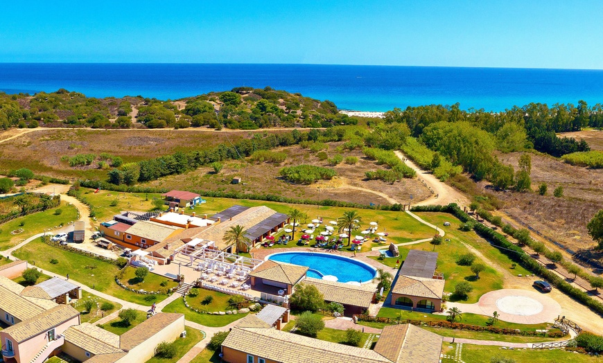 Image 1: ✈ ITALIE | Sardaigne - Alma Resort 4* - Bord de mer
