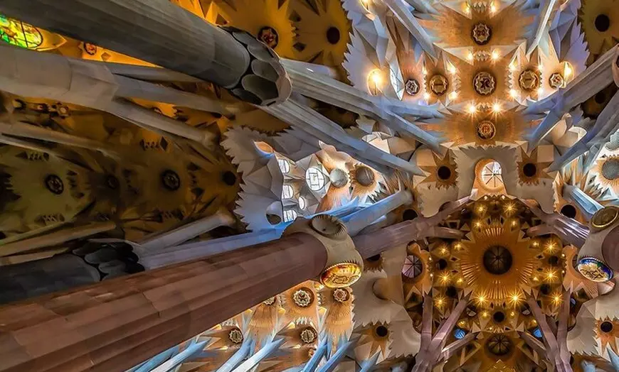 Image 13: Explora la obra maestra de Gaudí con la visita guiada a la Sagrada ...