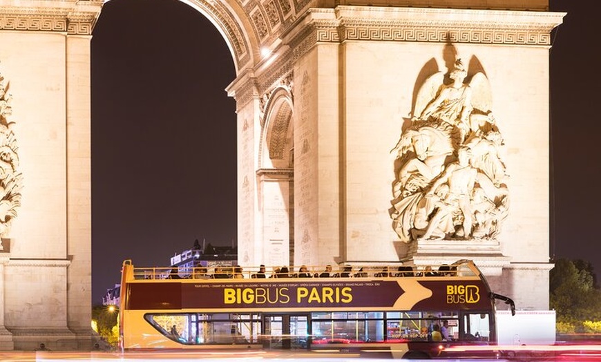 Image 3: Excursion en bus des lumières de Noël à Paris avec friandise festiv...
