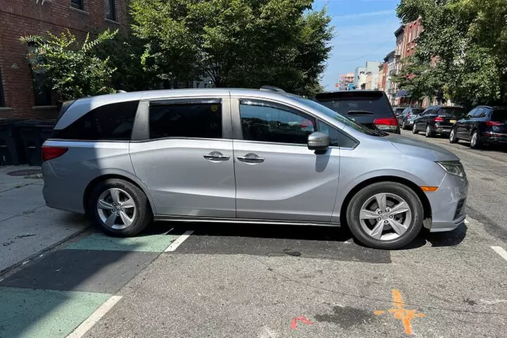 Private Transport from LaGuardia Airport to New York City - Primary Image