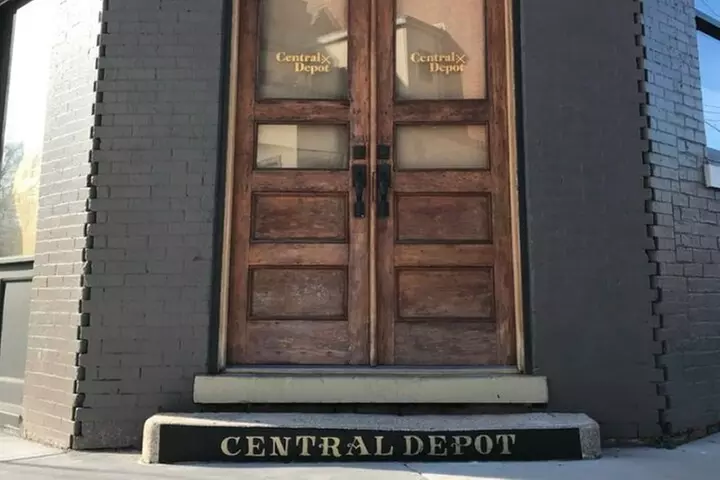 Self-Guided Bar Hunt: Swell Times in Scruffy City