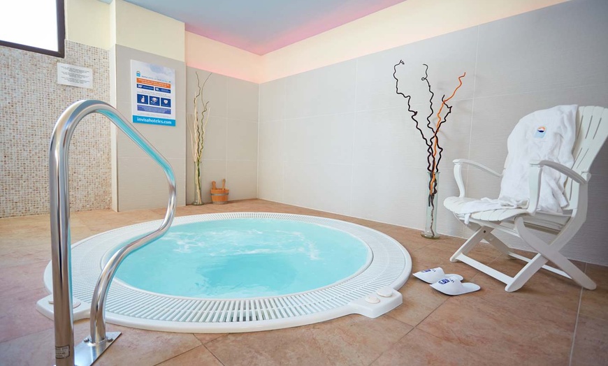 Image 10: ✈ IBIZA | Santa Eulalia del Rio - Invisa Hotel La Cala 4*, 3 nachte...