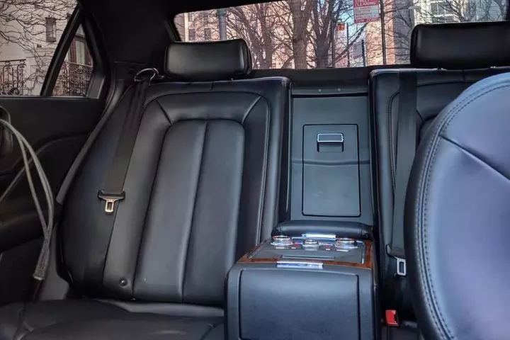 Curbside Sedan Transfer from O`Hare Airport to Downtown Chicago - Second Medium