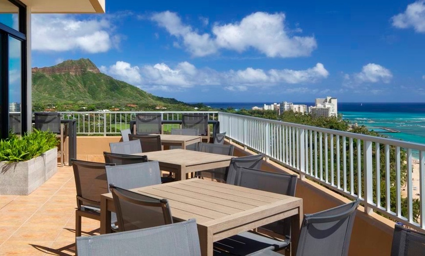 Image 9: ✈ HAWAII | Honolulu - The Twin Fin Hotel 4* - White-sand beach