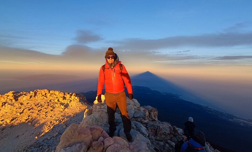 Image 7: Caminata nocturna a la Cumbre del Teide para el amanecer y la sombr...