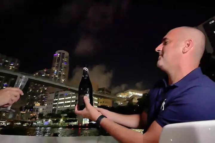2 hrs Miami Private Boat Tour with Cooler, Ice, Bluetooth Stereo
