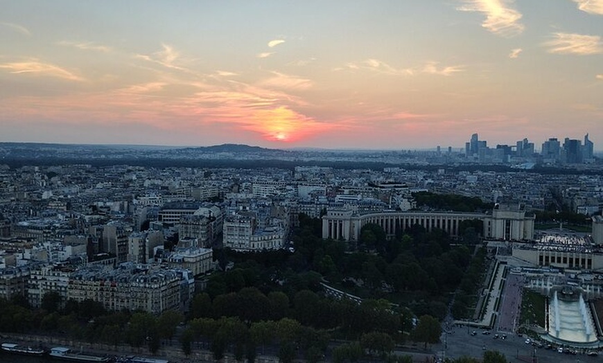 Image 14: Visite de l'ascenseur de la Tour Eiffel au deuxième étage et option...