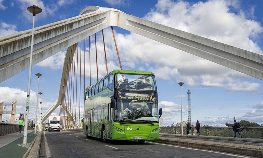 Image 2: Recorrido en bus turístico por Sevilla