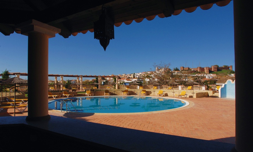 Image 2: ✈ ALGARVE | Silves - Colina dos Mouros 3*, 2 nuit - Piscine extérieure