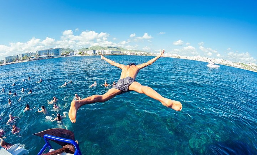 Image 6: Fiesta en barco Oceanbeat en Ibiza con todo incluido